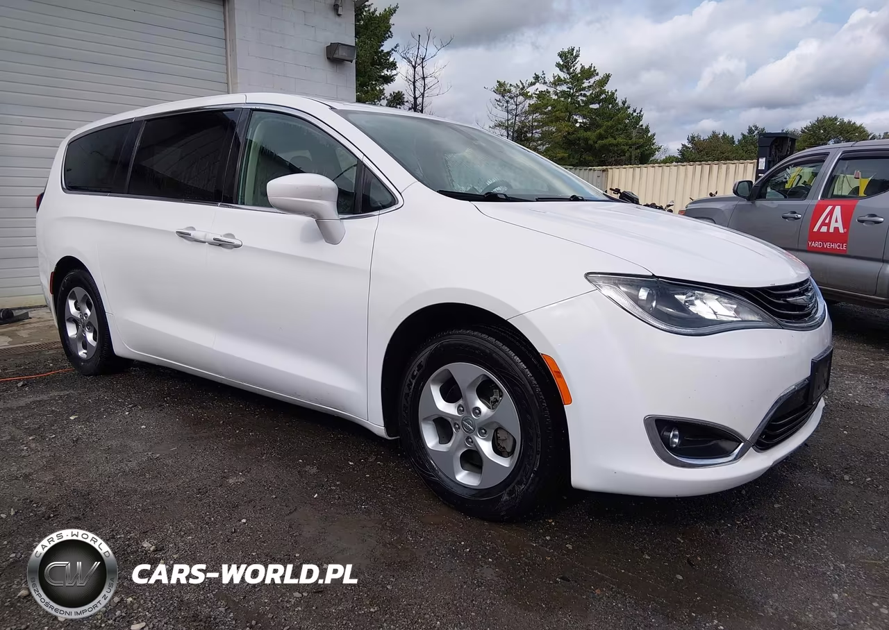 2018 Chrysler Pacifica Hybrid Touring Plus VIN:2C4RC1H76JR318167 - 1