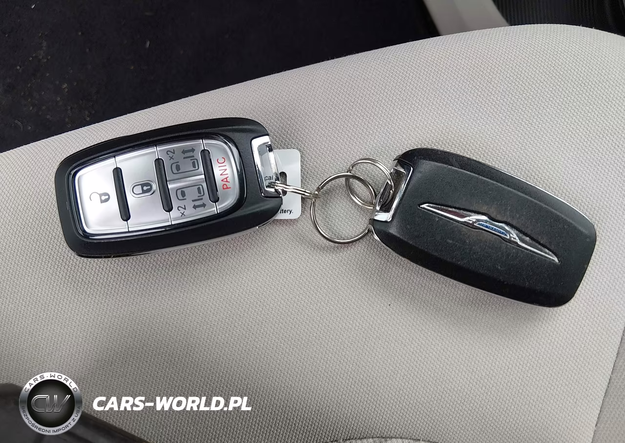 2018 Chrysler Pacifica Hybrid Touring Plus VIN:2C4RC1H76JR318167 - 11