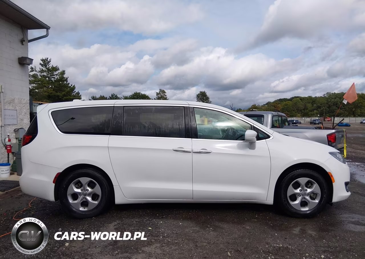 2018 Chrysler Pacifica Hybrid Touring Plus VIN:2C4RC1H76JR318167 - 13