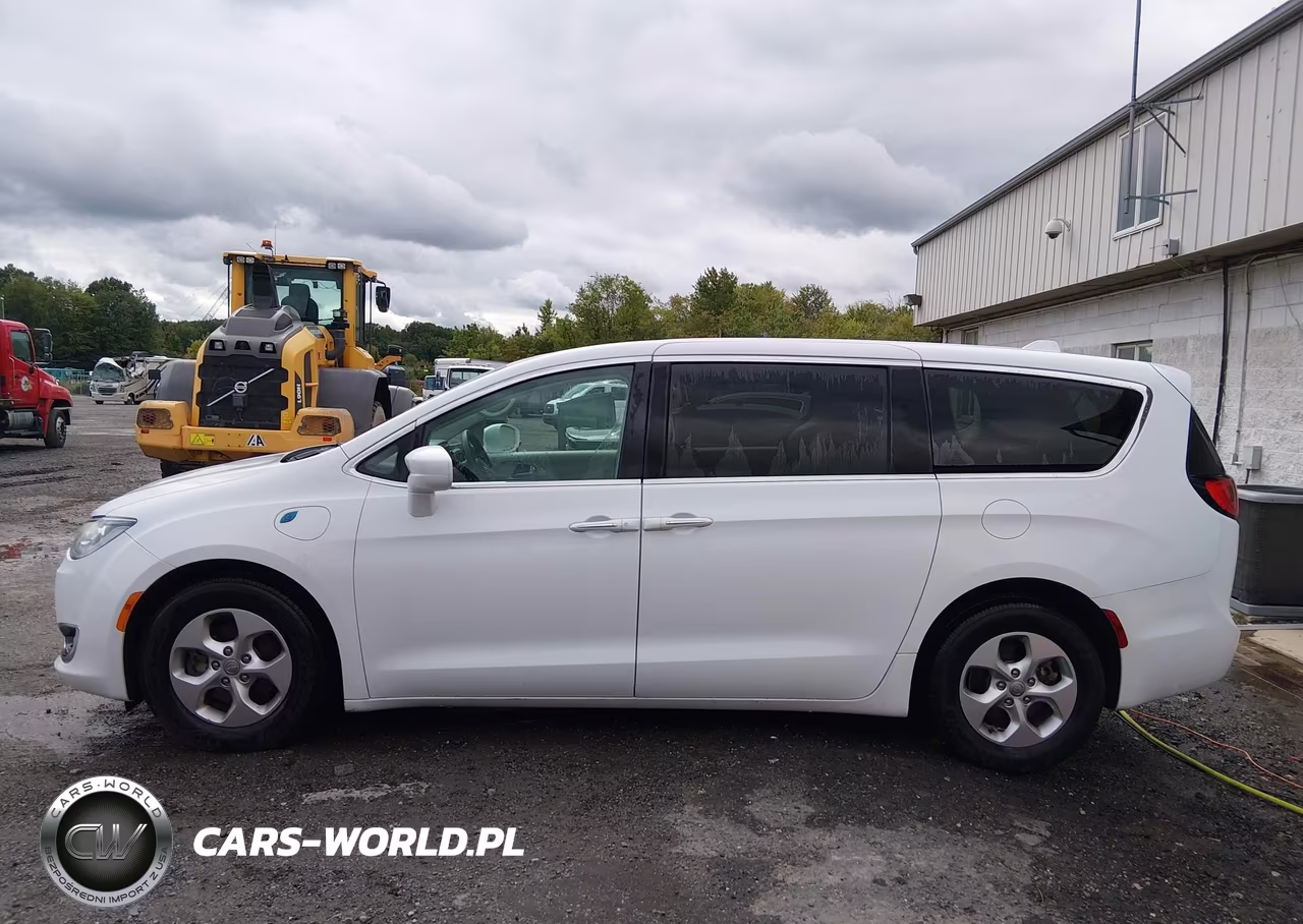 2018 Chrysler Pacifica Hybrid Touring Plus VIN:2C4RC1H76JR318167 - 14