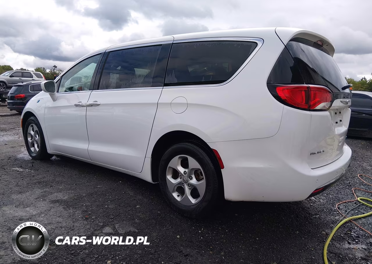 2018 Chrysler Pacifica Hybrid Touring Plus VIN:2C4RC1H76JR318167 - 3