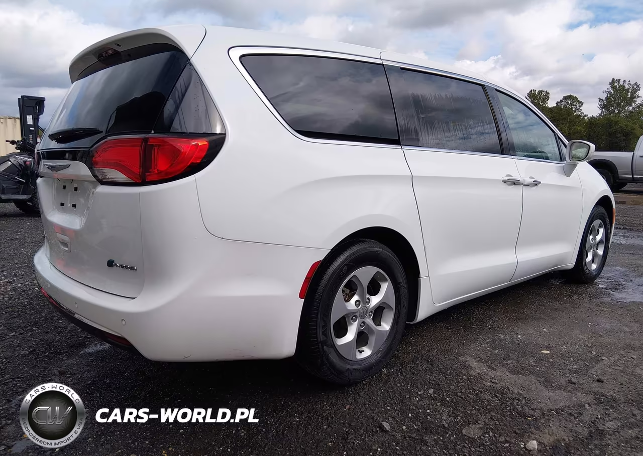2018 Chrysler Pacifica Hybrid Touring Plus VIN:2C4RC1H76JR318167 - 4