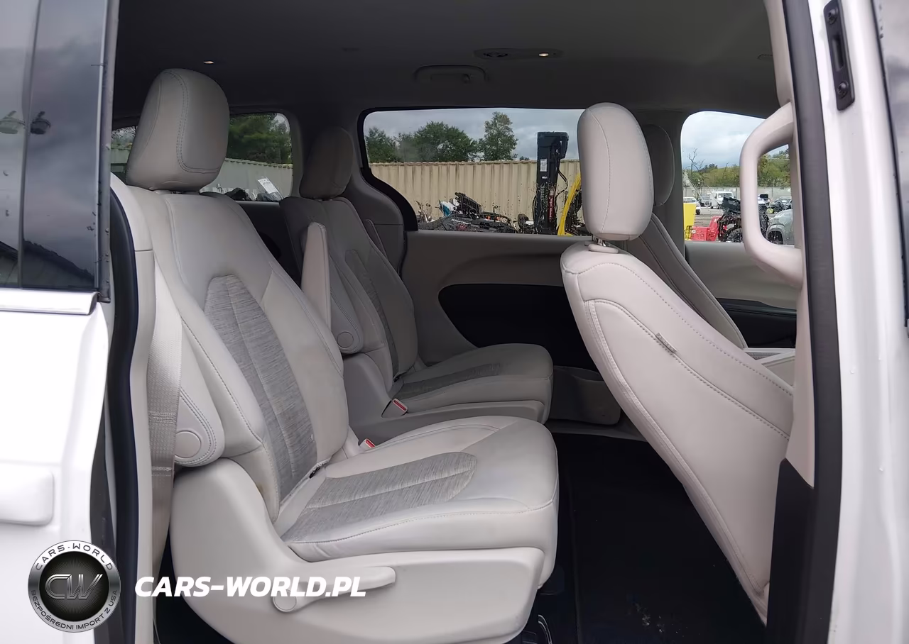 2018 Chrysler Pacifica Hybrid Touring Plus VIN:2C4RC1H76JR318167 - 8