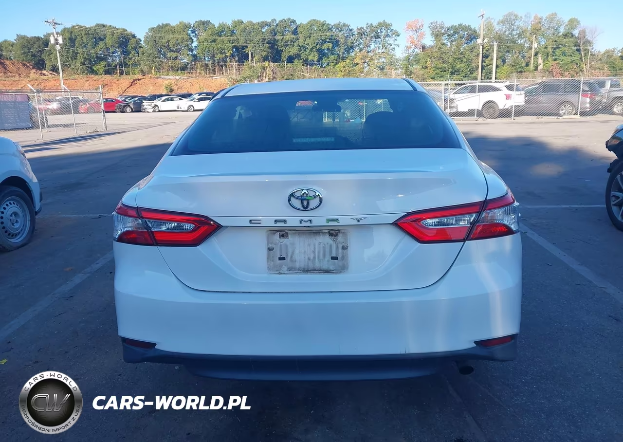 2018 Toyota Camry L VIN:4T1B11HK0JU077457 - 17