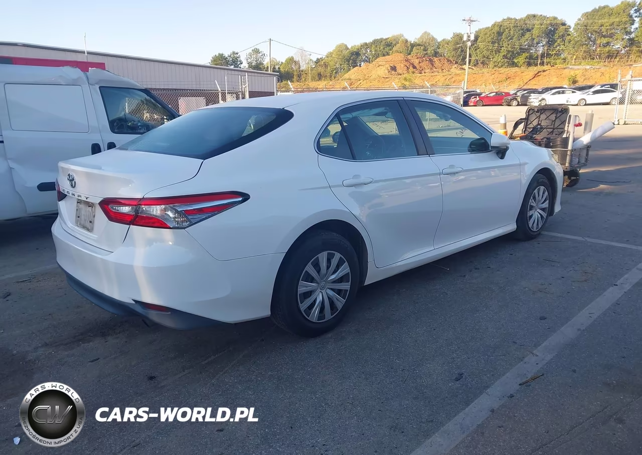2018 Toyota Camry L VIN:4T1B11HK0JU077457 - 4