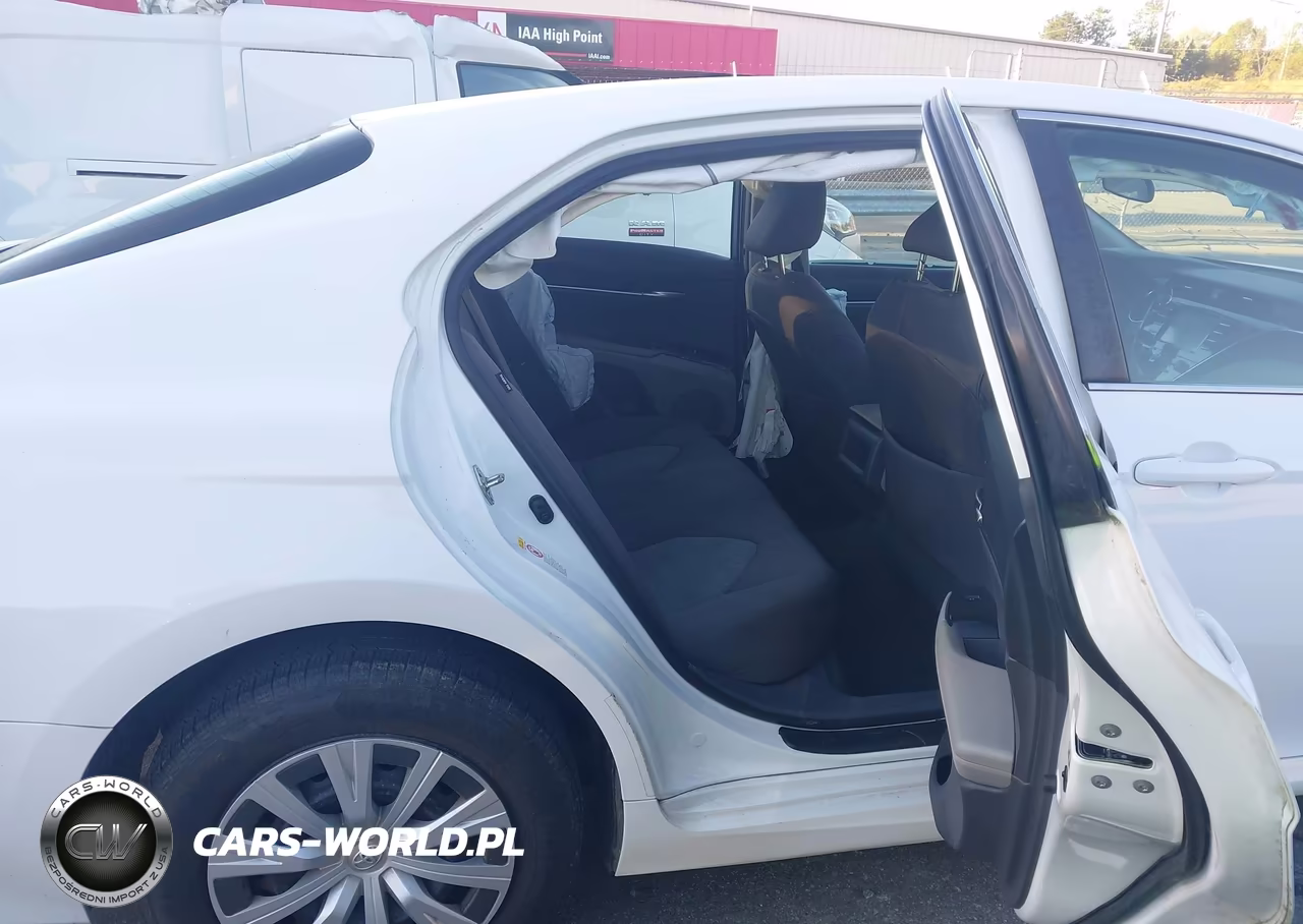 2018 Toyota Camry L VIN:4T1B11HK0JU077457 - 8