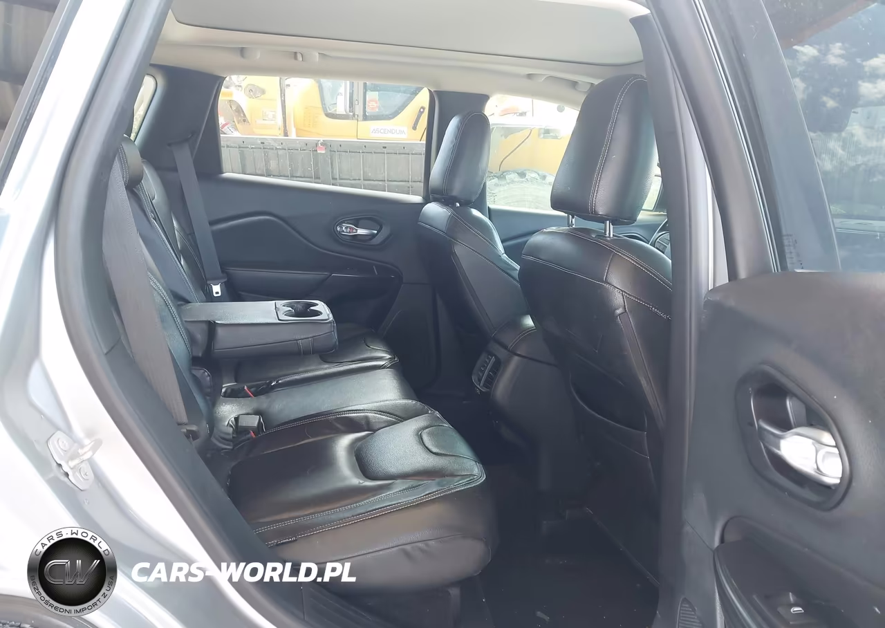2016 Jeep Cherokee Latitude VIN:1C4PJLCSXGW115111 - 8