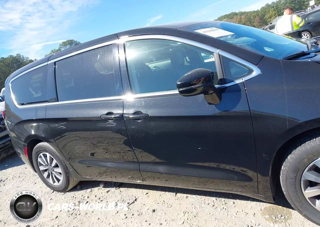2024 Chrysler Pacifica Hybrid Select VIN:2C4RC1S7XRR156936 - 13