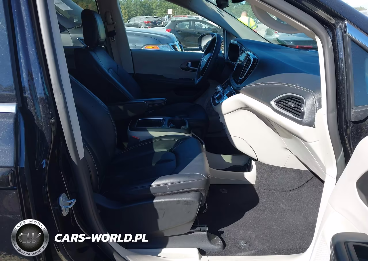 2024 Chrysler Pacifica Hybrid Select VIN:2C4RC1S7XRR156936 - 5
