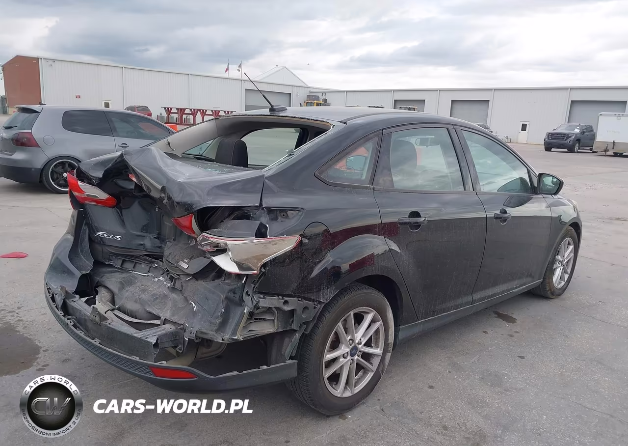2018 Ford Focus Se VIN:1FADP3FE5JL321636 - 4