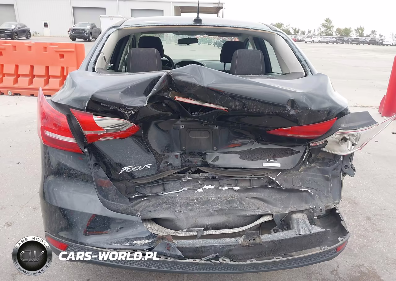 2018 Ford Focus Se VIN:1FADP3FE5JL321636 - 6