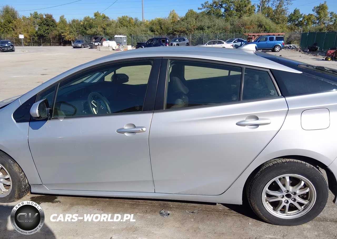 2018 Toyota Prius Two VIN:JTDKBRFU9J3585596 - 15
