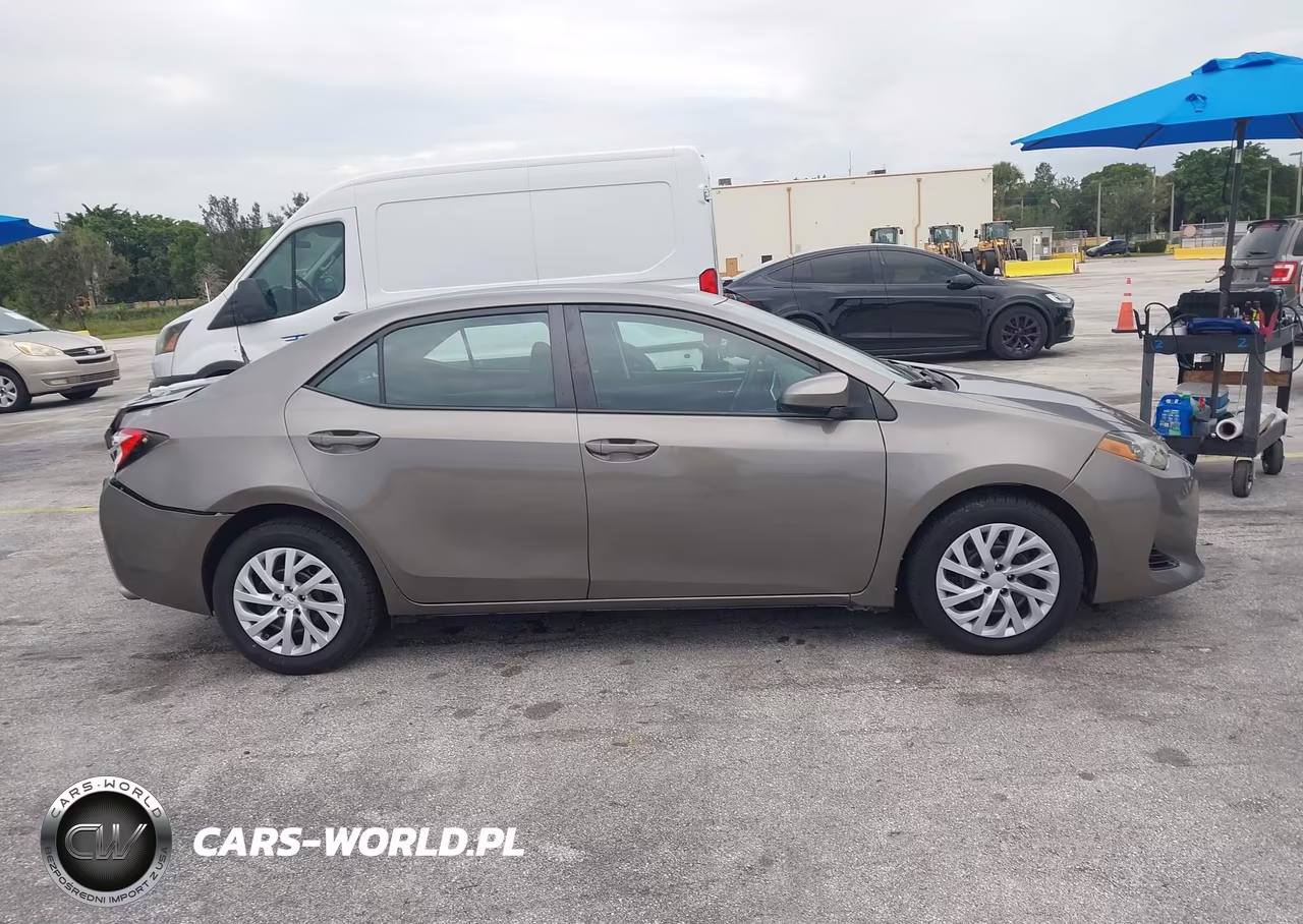 2018 Toyota Corolla Le VIN:5YFBURHE8JP810081 - 13