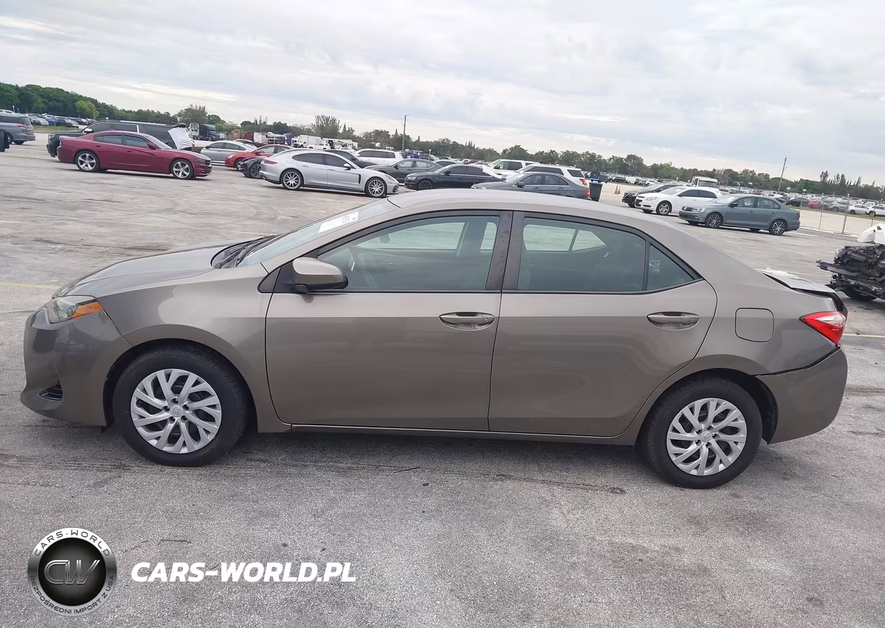 2018 Toyota Corolla Le VIN:5YFBURHE8JP810081 - 14