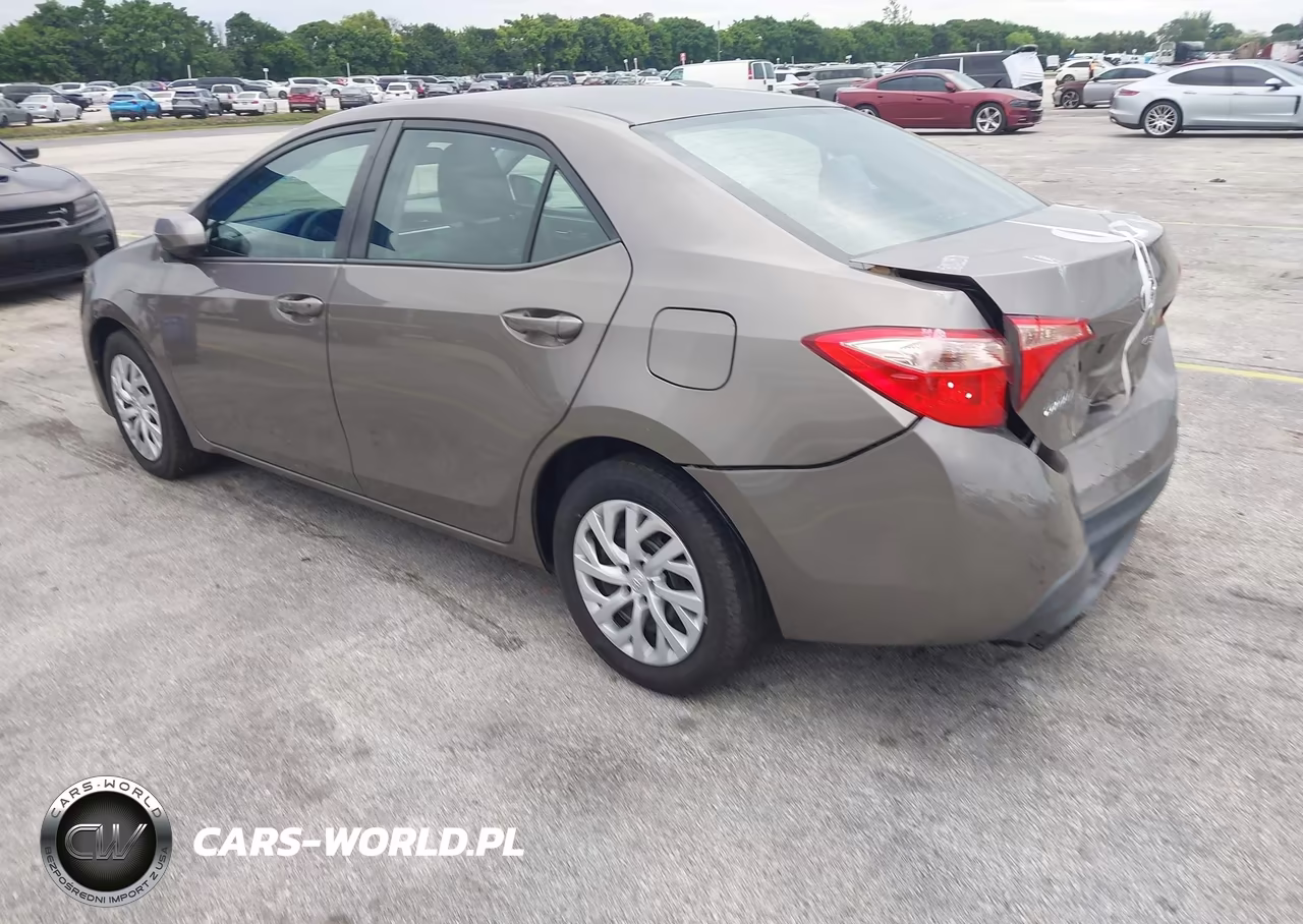 2018 Toyota Corolla Le VIN:5YFBURHE8JP810081 - 17
