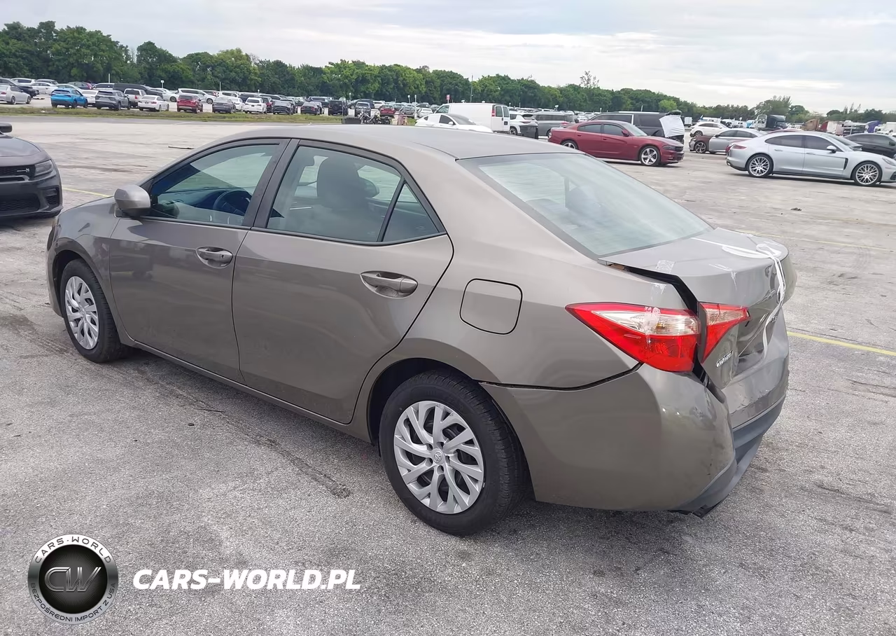 2018 Toyota Corolla Le VIN:5YFBURHE8JP810081 - 3