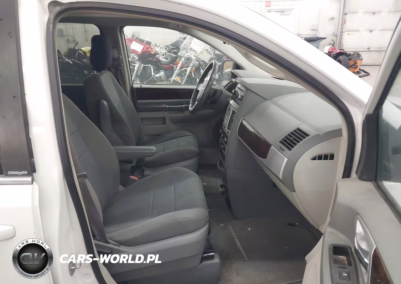 2010 Chrysler Town & Country Touring VIN:2A4RR5D1XAR347768 - 5