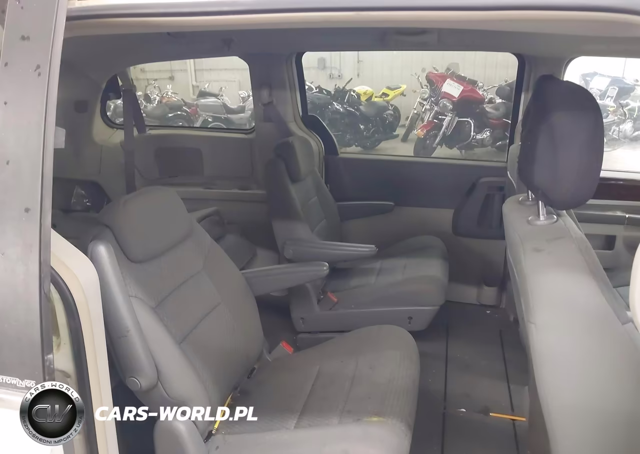 2010 Chrysler Town & Country Touring VIN:2A4RR5D1XAR347768 - 8
