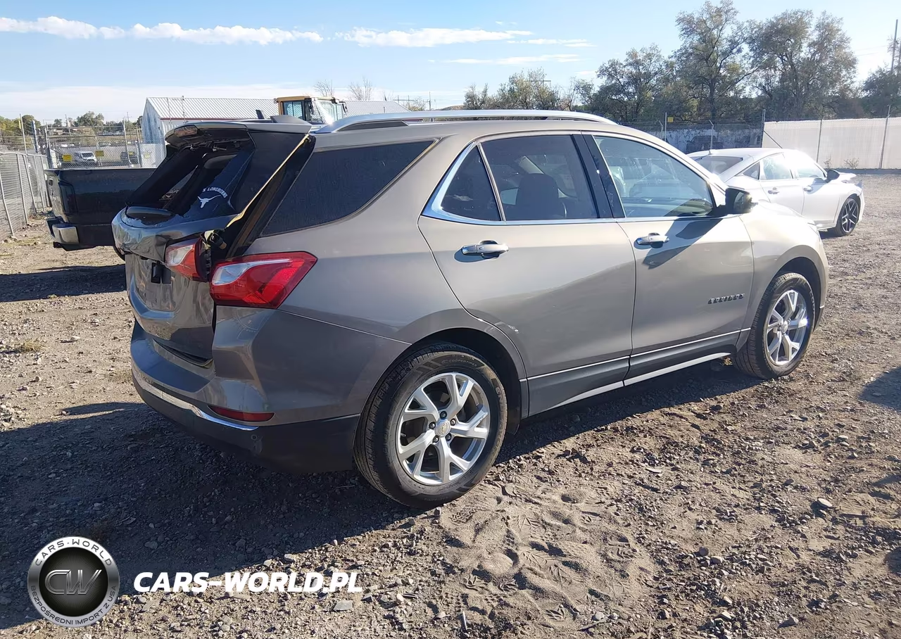 2018 Chevrolet Equinox Premier VIN:3GNAXVEV8JS545611 - 4