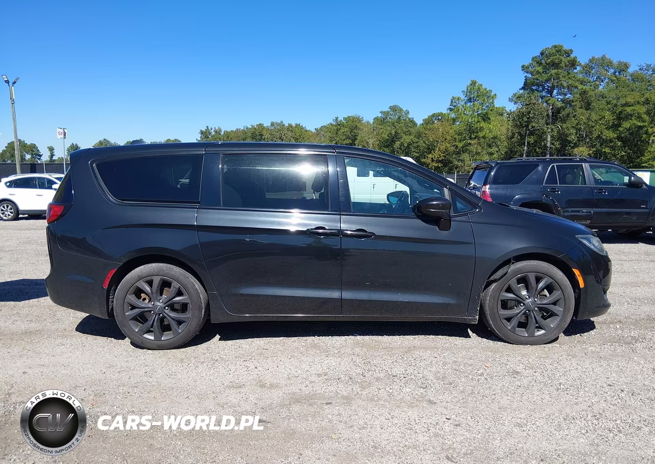 2020 Chrysler Pacifica Touring VIN:2C4RC1FG2LR150548 - 13