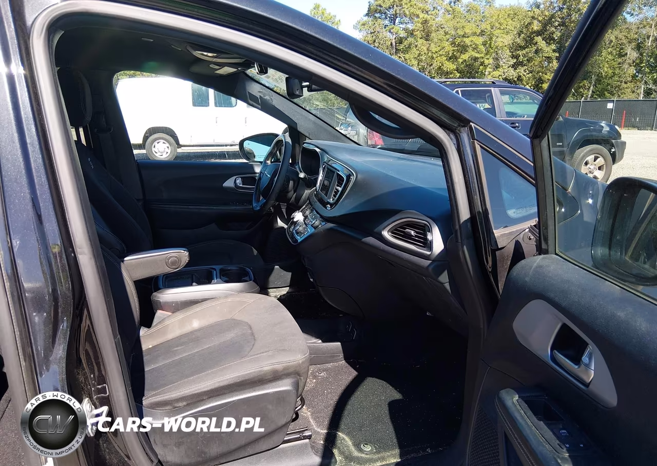 2020 Chrysler Pacifica Touring VIN:2C4RC1FG2LR150548 - 5