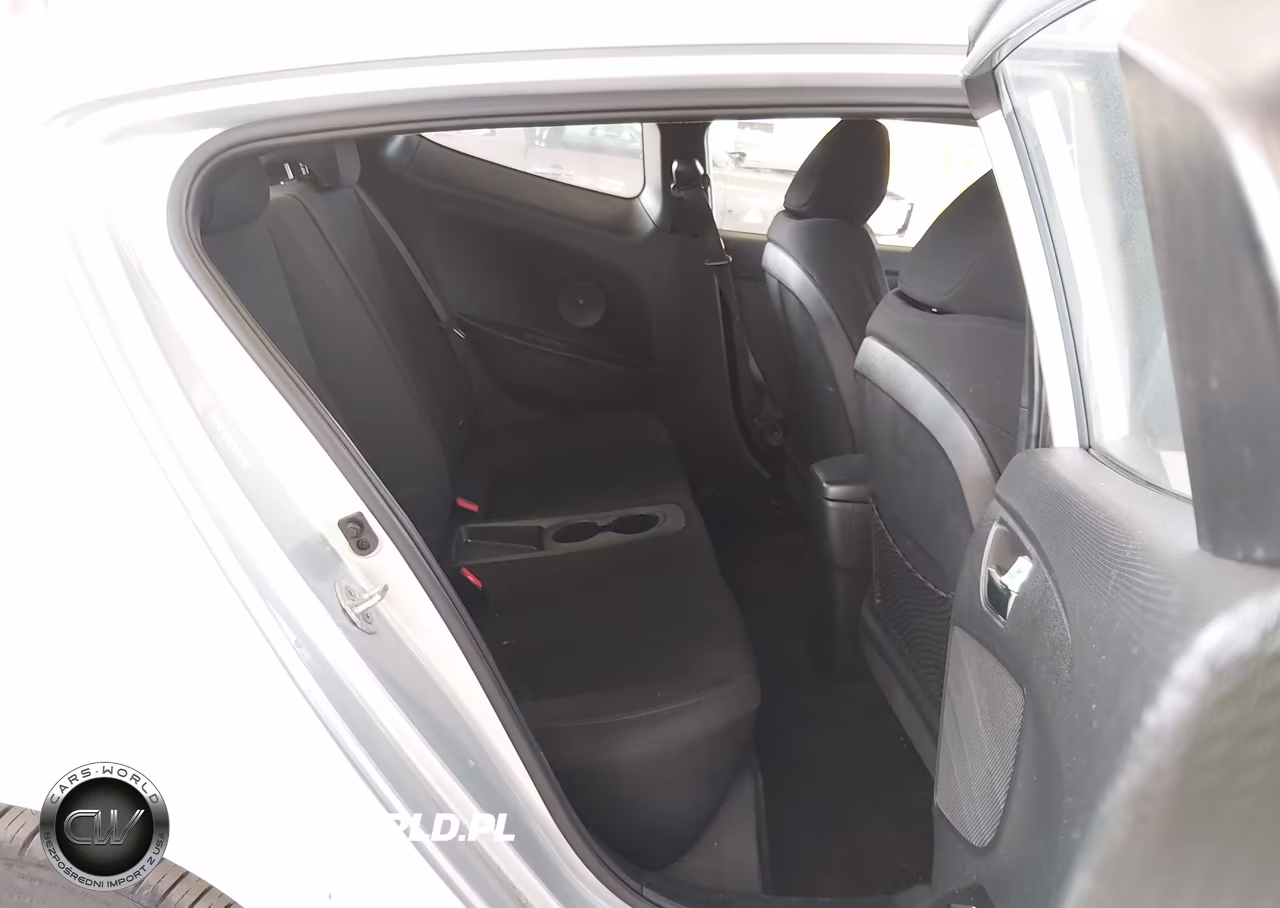 2016 Hyundai Veloster VIN:KMHTC6AD5GU251961 - 8