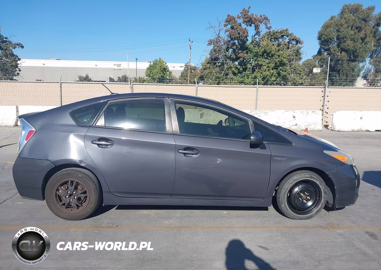 2013 Toyota Prius Three VIN:JTDKN3DU9D1718333 - 13