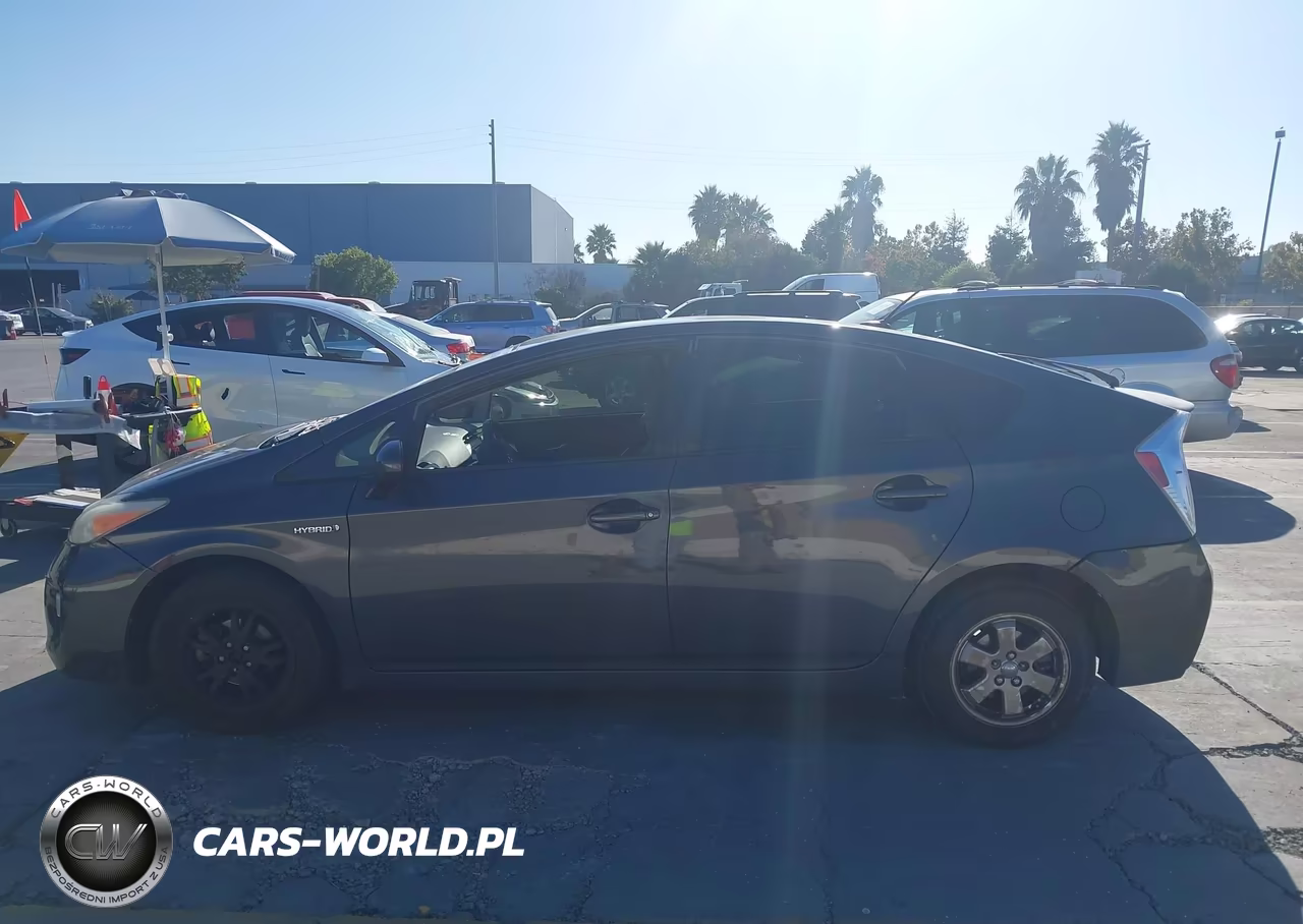 2013 Toyota Prius Three VIN:JTDKN3DU9D1718333 - 14