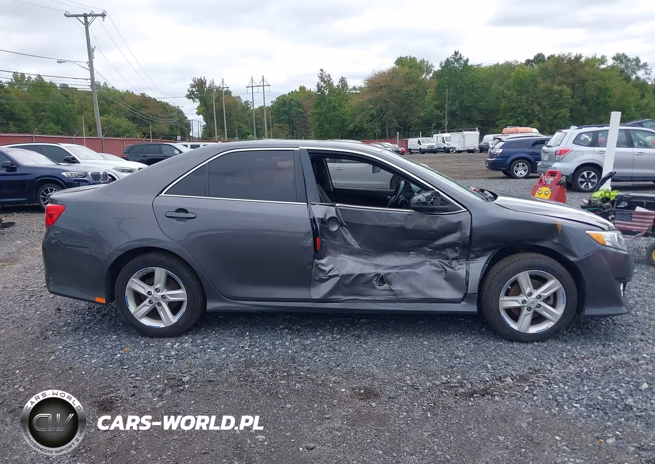 2014 Toyota Camry Se VIN:4T1BF1FK5EU823475 - 17