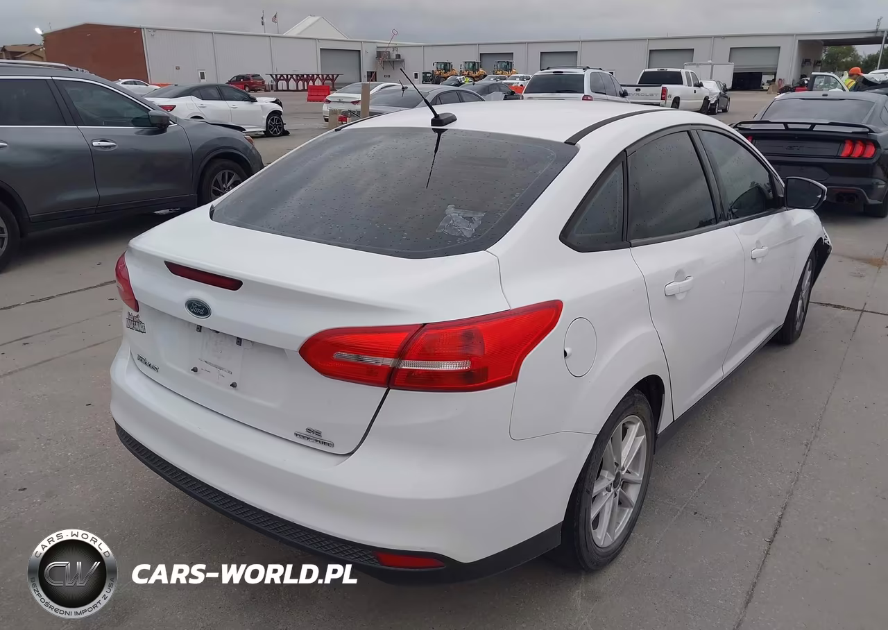 2015 Ford Focus Se VIN:1FADP3F26FL205889 - 4