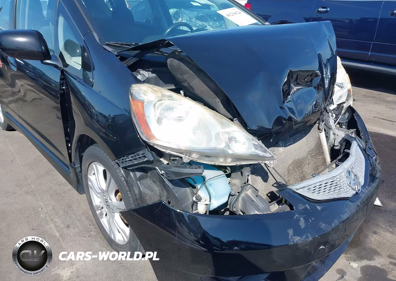 2011 Honda Fit Sport VIN:JHMGE8H50BC017928 - 18