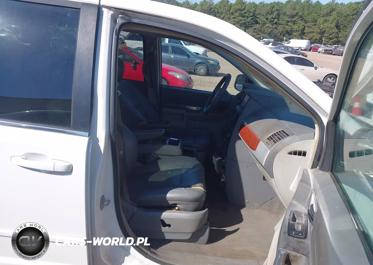 2008 Chrysler Town & Country Touring VIN:2A8HR54P28R607766 - 5