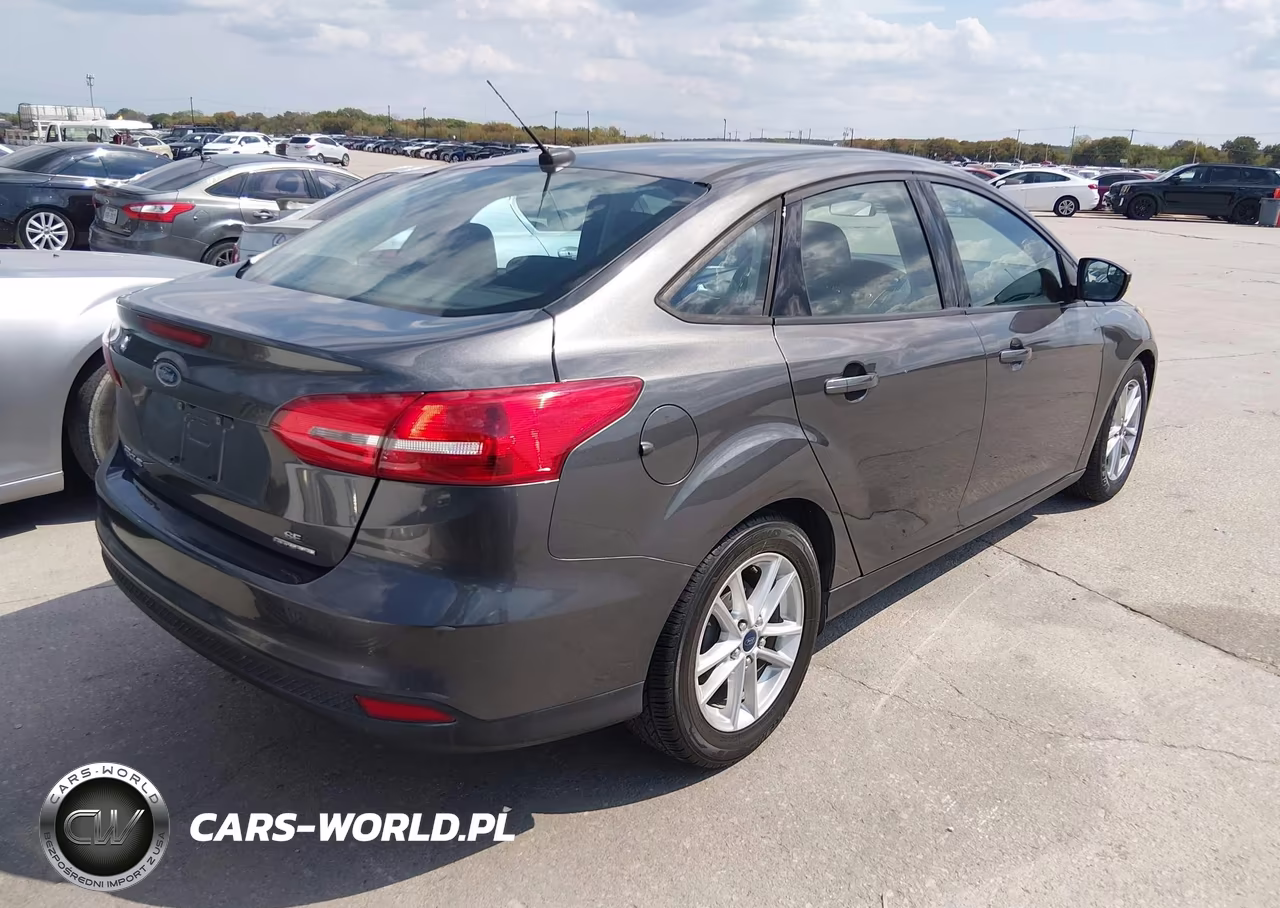 2016 Ford Focus Se VIN:1FADP3F22GL221184 - 4
