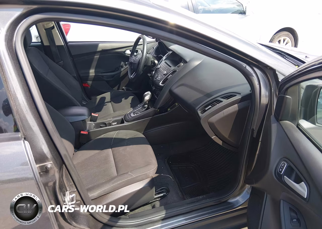 2016 Ford Focus Se VIN:1FADP3F22GL221184 - 5