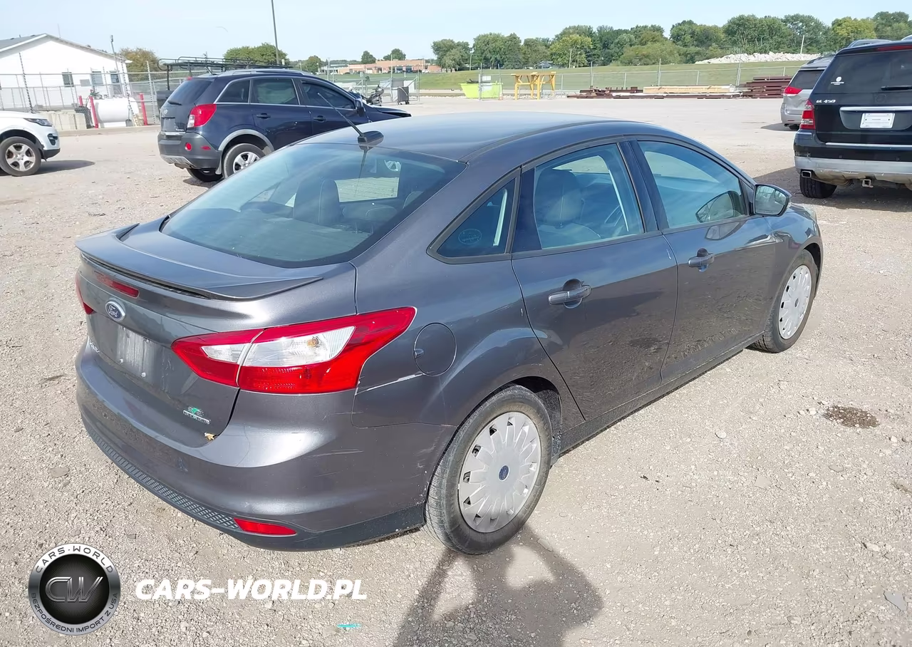 2014 Ford Focus Se VIN:1FADP3F27EL418851 - 4