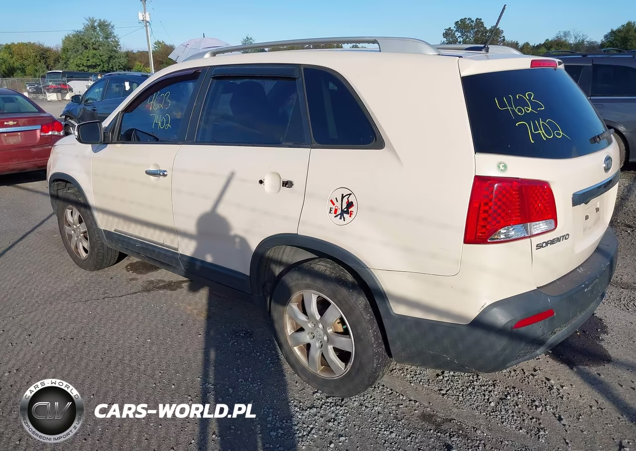2011 Kia Sorento Lx VIN:5XYKTDA19BG091135 - 3