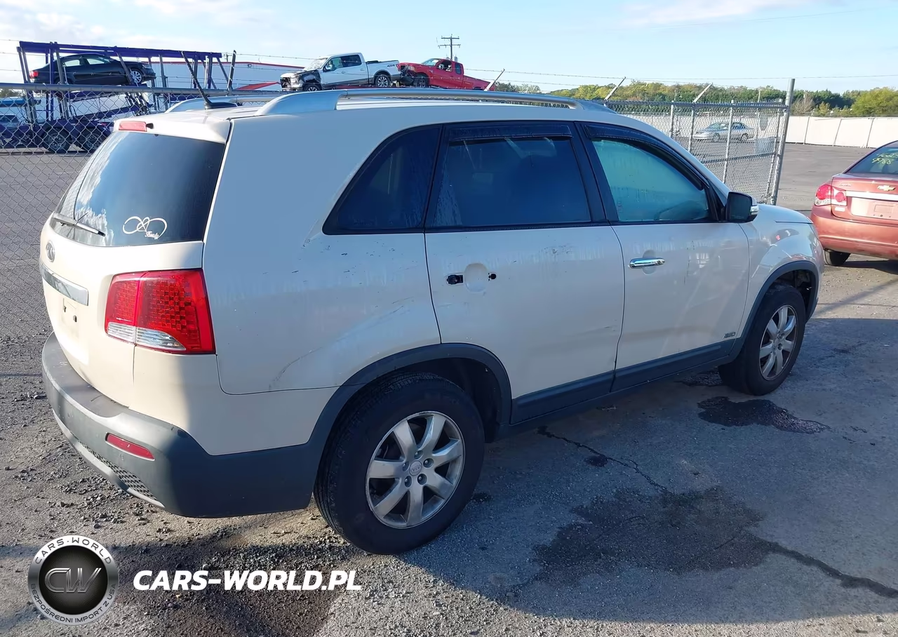2011 Kia Sorento Lx VIN:5XYKTDA19BG091135 - 4