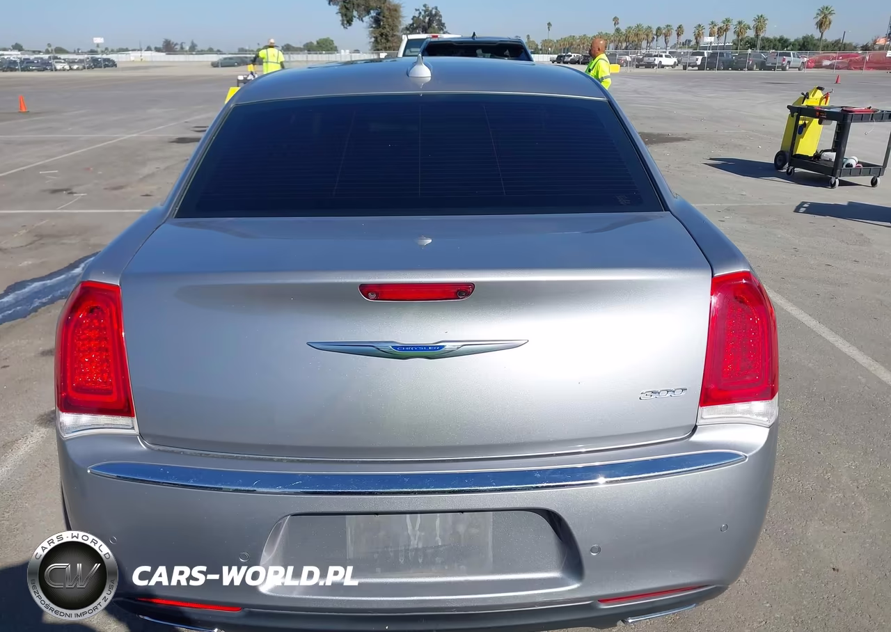 2018 Chrysler 300 Limited VIN:2C3CCAEG1JH301524 - 16