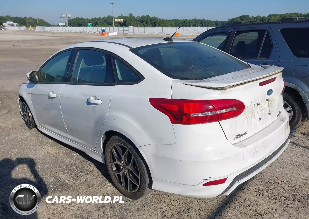 2015 Ford Focus Se VIN:1FADP3F28FL277743 - 3