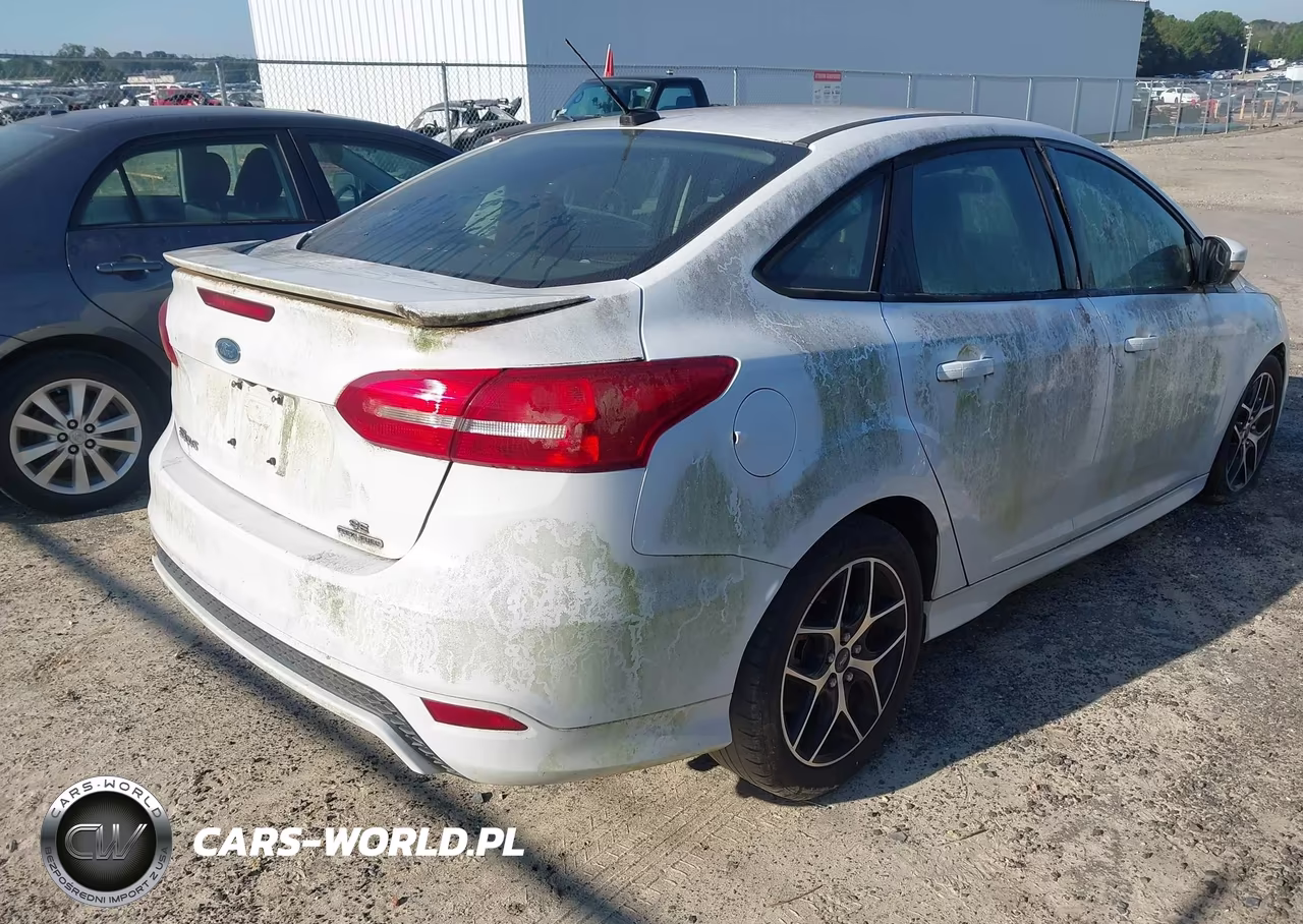 2015 Ford Focus Se VIN:1FADP3F28FL277743 - 4