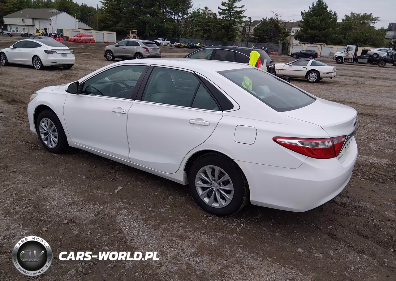 2016 Toyota Camry Le VIN:4T1BF1FK3GU176318 - 3