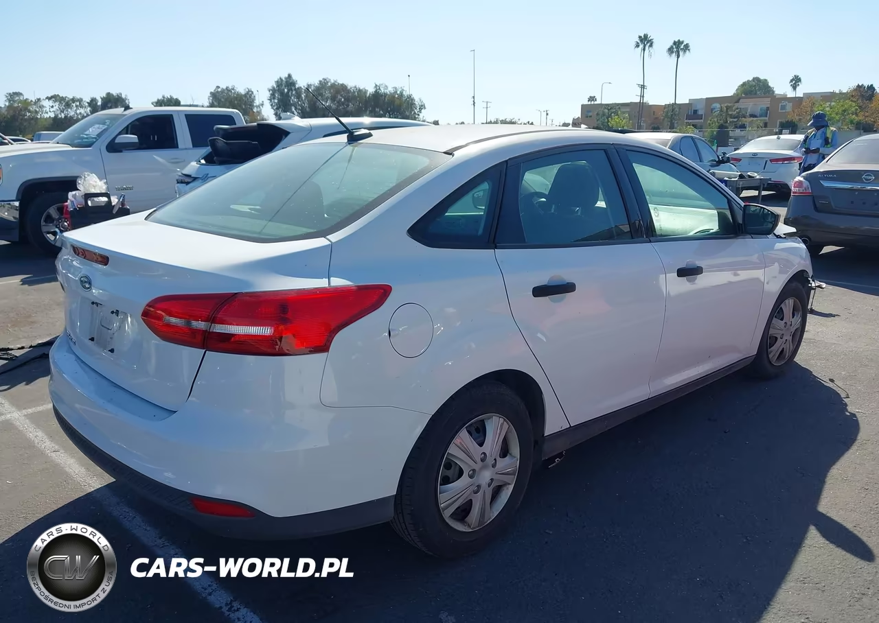 2018 Ford Focus S VIN:1FADP3E26JL323077 - 4
