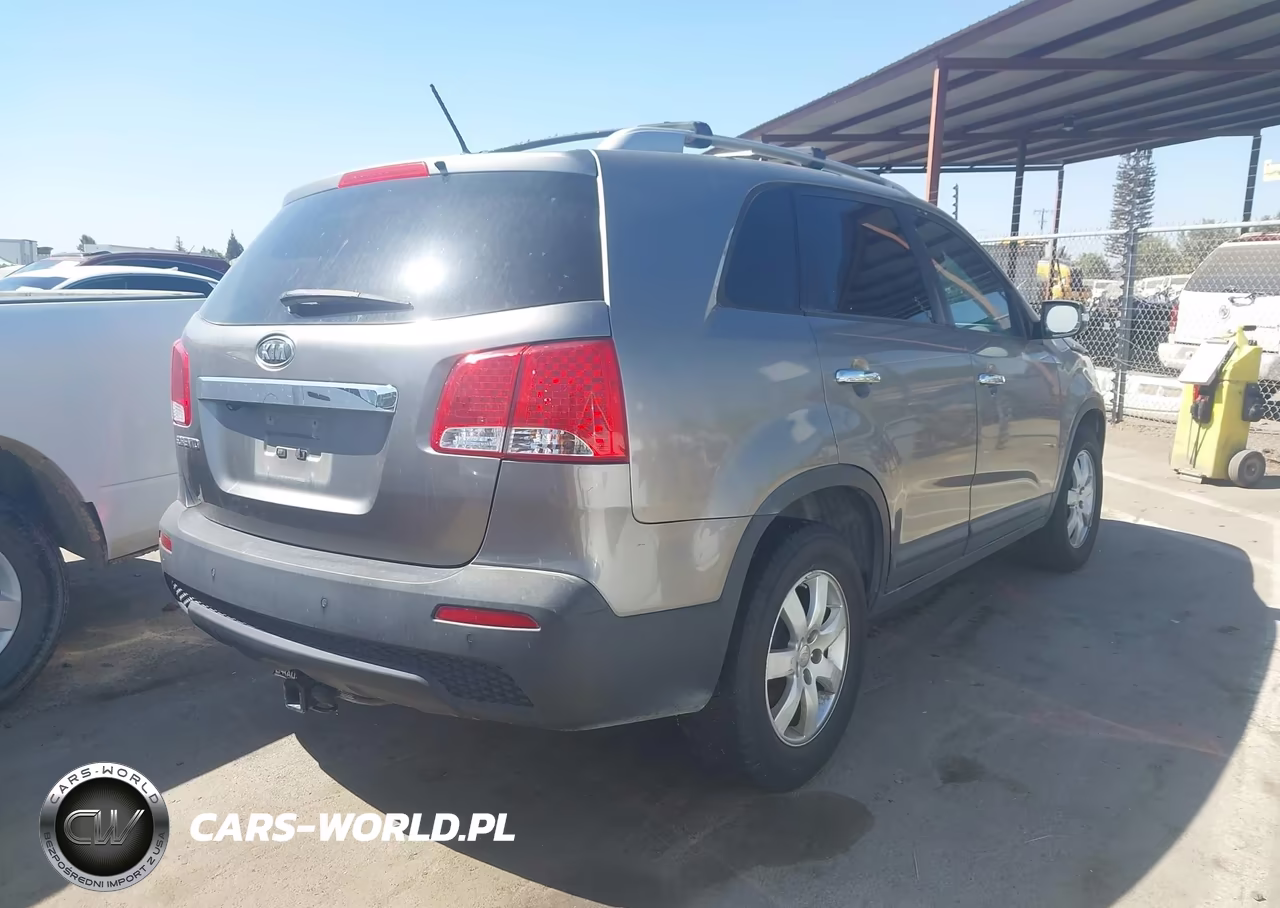 2011 Kia Sorento Lx VIN:5XYKT4A15BG183021 - 4