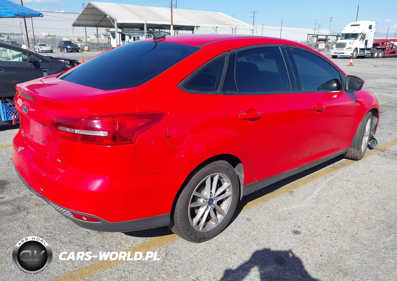 2015 Ford Focus Se VIN:1FADP3F28FL287849 - 4