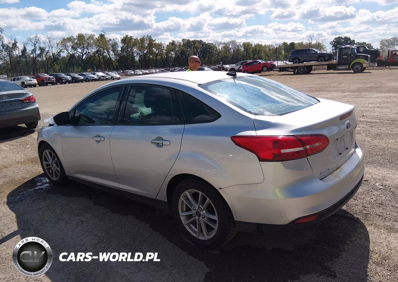 2017 Ford Focus Se VIN:1FADP3F23HL300042 - 3