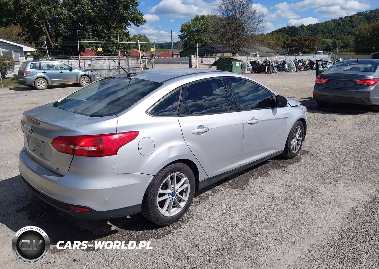 2017 Ford Focus Se VIN:1FADP3F23HL300042 - 4
