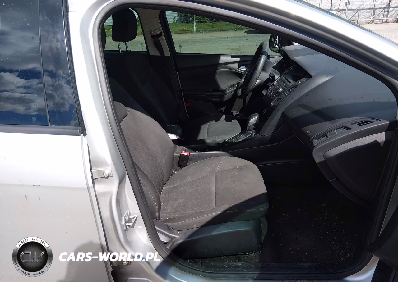 2017 Ford Focus Se VIN:1FADP3F23HL300042 - 5