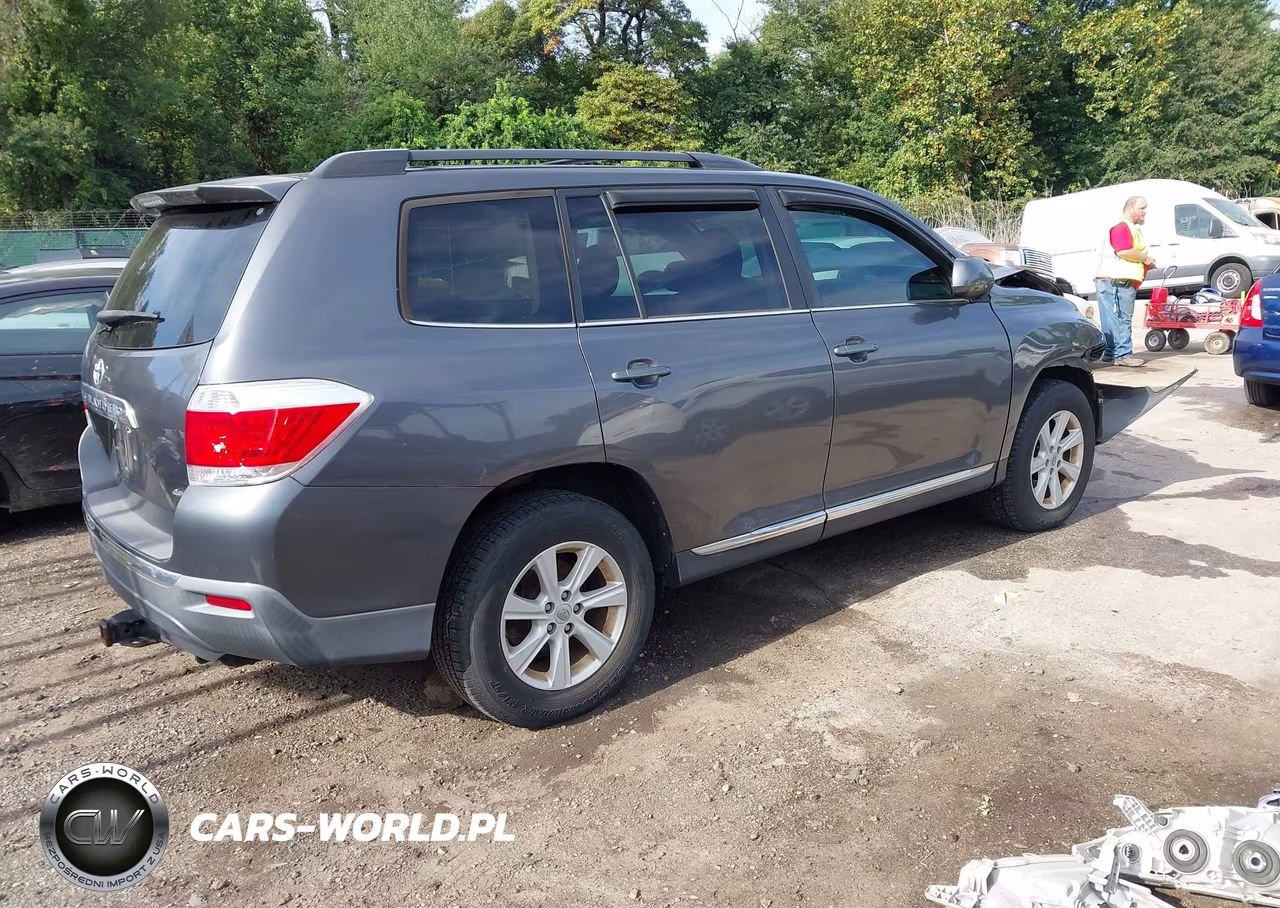 2013 Toyota Highlander Base Plus V6 VIN:5TDBK3EH8DS228902 - 4
