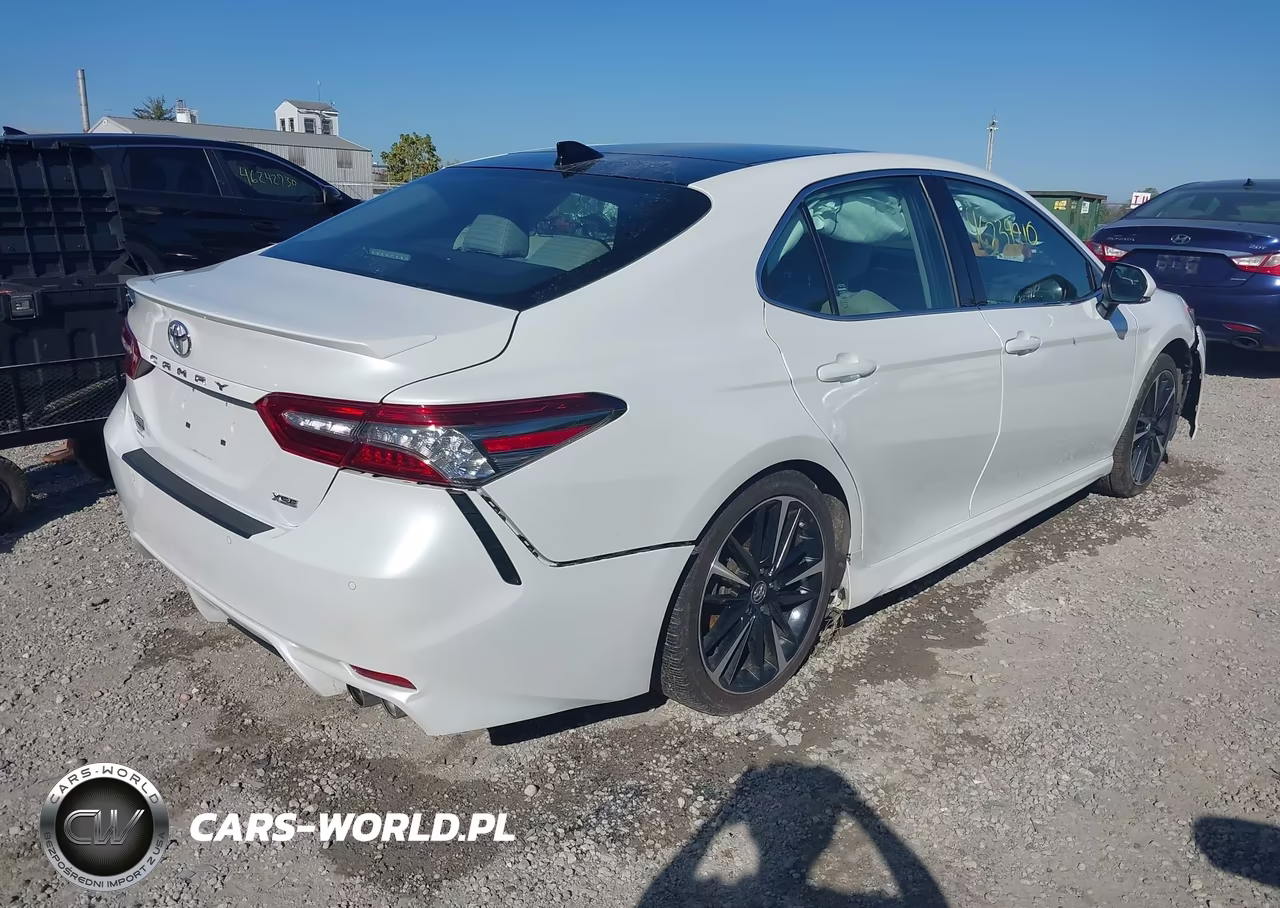 2018 Toyota Camry Xse VIN:4T1B61HK8JU102736 - 4