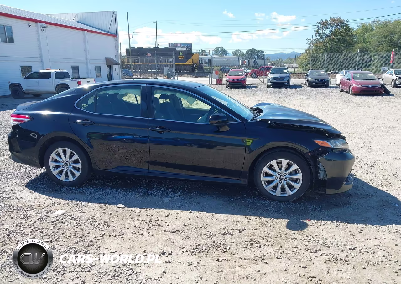 2018 Toyota Camry Le VIN:JTNB11HK0J3012694 - 13